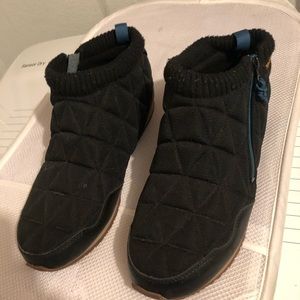 Teva ReEMBER Lightly Worn Zip Up Shoes- 738 $35 or $30 w/offer - found